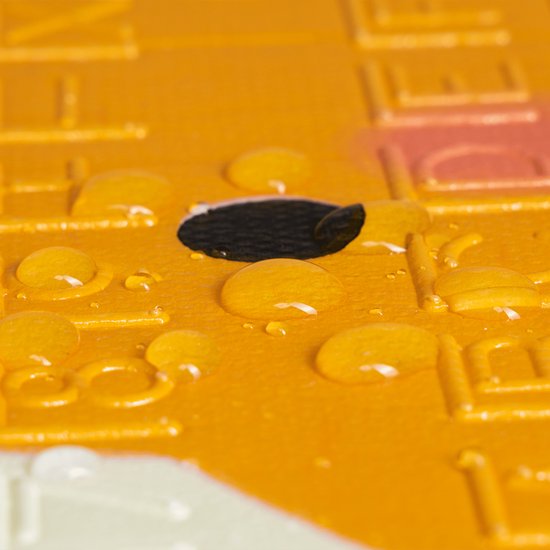 Gedetailleerde close-up van een geel speelkleed met waterdruppels.