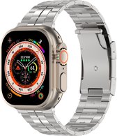 Apple Watch met zilverkleurige metalen band met dubbele middenlinks, weergegeven met een gedetailleerd wijzerplaat.