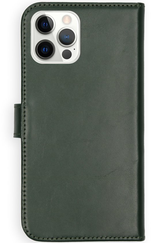 Gesloten donkergroen telefoonhoesje met cameralensuitsparing.