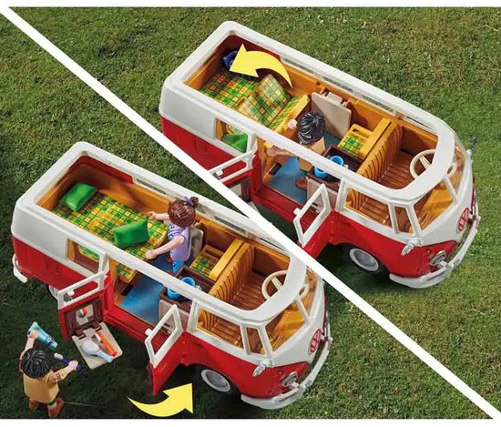 Twee PLAYMOBIL camperbussen, rood en wit, met figuren en open deuren die de interieurs laten zien.