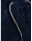 Detail van donkerblauwe joggingbroek met grijze veter.