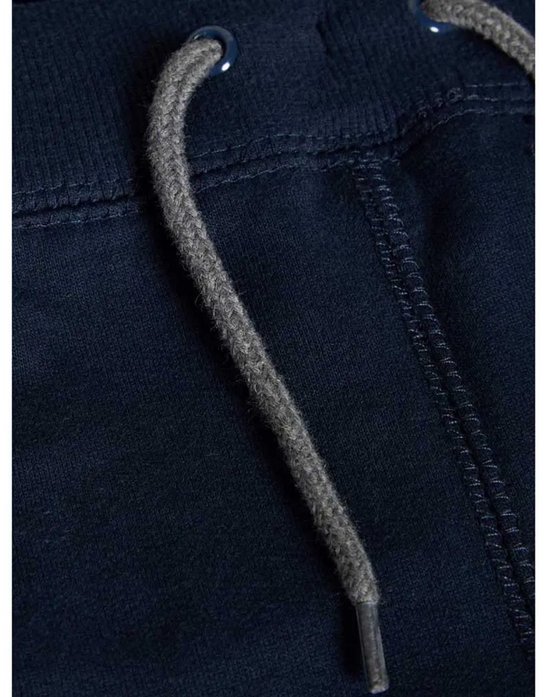 Detail van donkerblauwe joggingbroek met grijze veter.