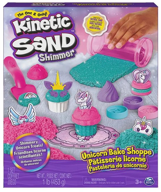 Kinetic Sand Shimmer Unicorn Bake Shoppe doos met speelgoed: roze en blauw glitterzand, cupcakevormen, stickers en gereedschap.