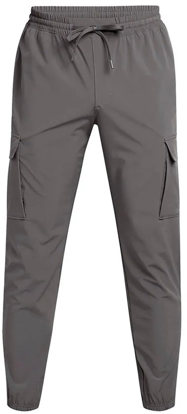 Voorkant van grijze cargo trainingsbroek met trekkoord en cargo zakken.