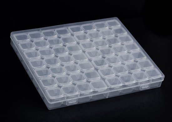 Boîte de rangement transparente en plastique avec 56 compartiments, vue en perspective.