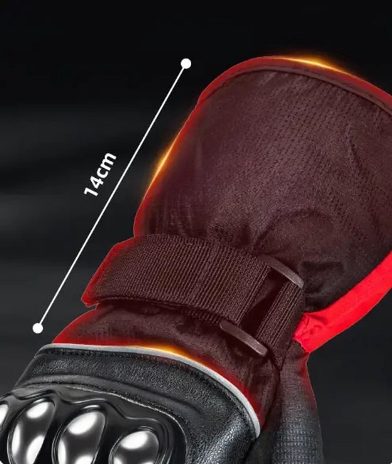Detail van een zwarte motorhandschoen met rode accenten en klittenbandsluiting.