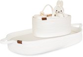 Twee witte gevlochten manden, een kleinere met knuffel en een grotere eronder. Beide met bruine labels.