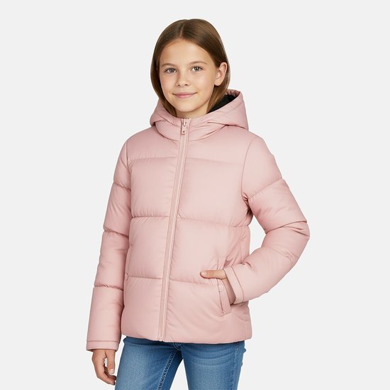 Model draagt een roze gewatteerde jas met capuchon en ritssluiting, gecombineerd met een spijkerbroek.