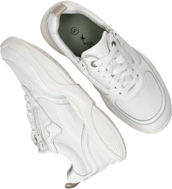 Baskets blanches Xsensible Stretchwalker avec fermeture éclair et lacets. La chaussure gauche repose sur la droite.