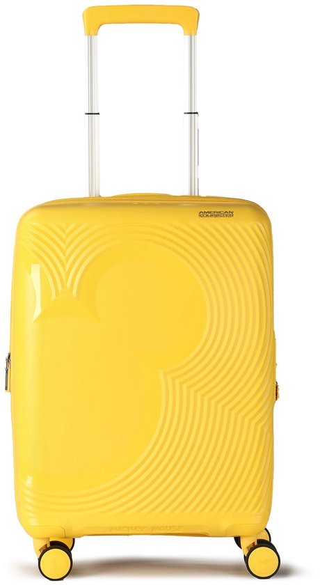 Gele American Tourister koffer met Mickey Mouse print, vier wielen en uitschuifbaar handvat.