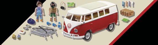PLAYMOBIL Volkswagen T1 camperbus, rood en wit, met twee figuren en kampeeraccessoires uitgestald.
