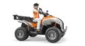 Oranje en witte quad met speler in oranje vest en witte kleding, rijdend.