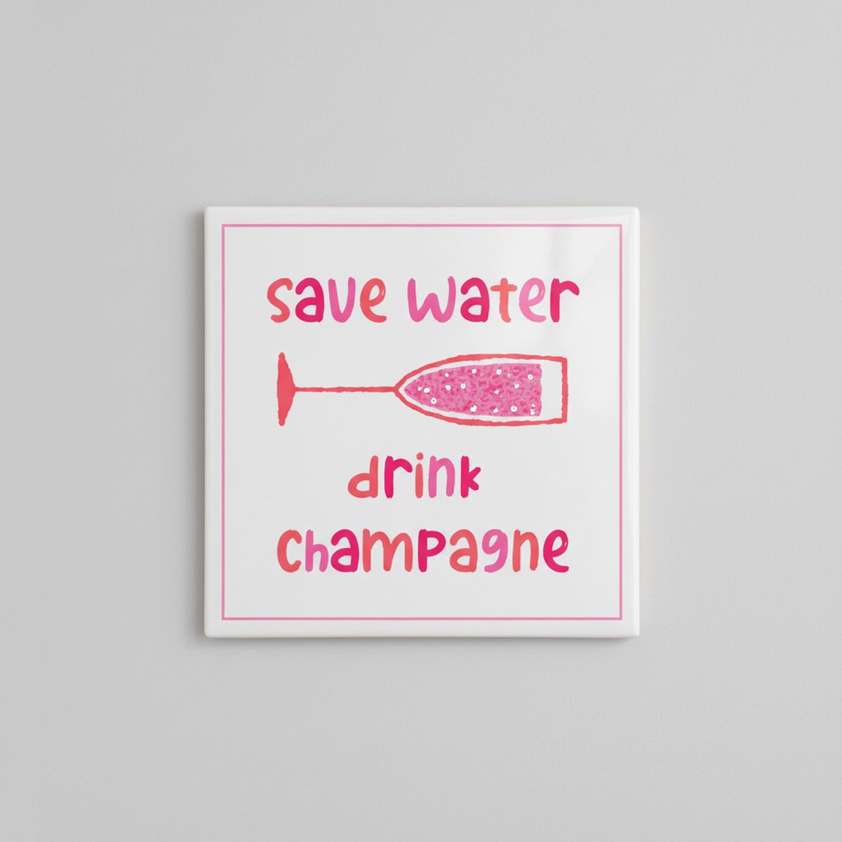 Grappige Quote Keramische Tegel “Save Water Drink Champagne” – Roze Glitterstijl Wijn Wand