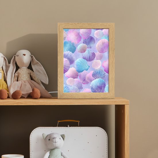 Nachtlampje 15x20 cm - Kinder lamp - Schelpen - Paars - Blauw - Patroon - Tafellamp kinderkamer - Slaapkamer lamp - Bedlamp kinderen - Kinderlampje stopcontact - Wandlamp babykamer - Nachtlampjes van Merkloos — afbeelding 3