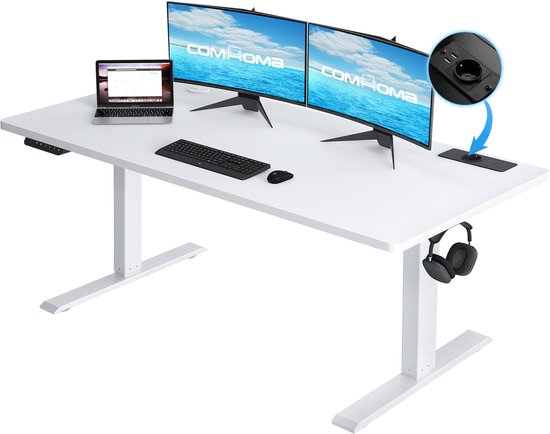 Wit zit-sta bureau met twee gebogen monitoren, laptop, toetsenbord, muis en koptelefoon.