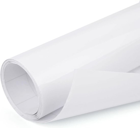 Dichtbij rol witte glanzende vinylfolie, gedeeltelijk afgerold.