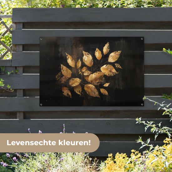 Feuilles dorées sur fond sombre, suspendues à une clôture gris foncé, avec des plantes luxuriantes devant.