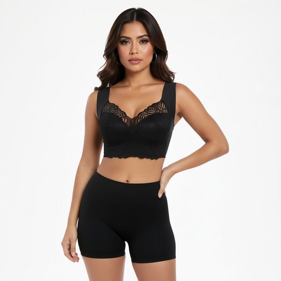 Vrouw met bruin haar, zwarte kanten bralette en zwarte shorts.