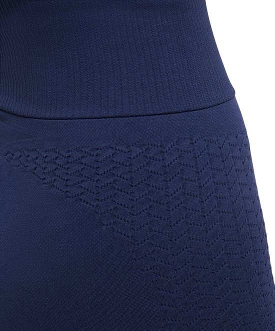 Close-up van de tailleband van een marineblauwe fietsbroek met een verfijnd visgraatpatroon.