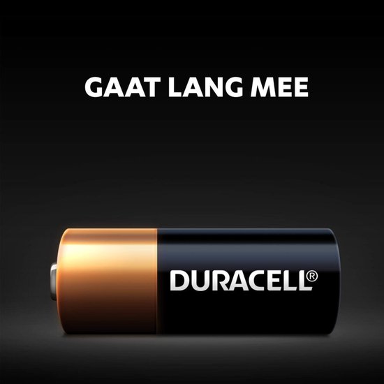 Une pile Duracell avec un capuchon doré et un corps noir avec logo sur fond sombre.