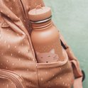 Roze waterfles met kattenopdruk, passend in een zakje van een bijpassende rugzak.
