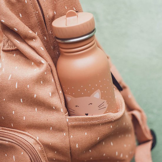 Roze waterfles met kattenopdruk, passend in een zakje van een bijpassende rugzak.