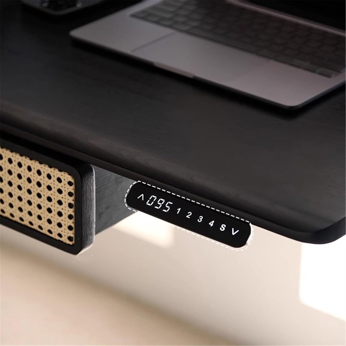 Luxe Elektrisch Zit-Sta Bureau met Schublade & Opbergmand – Ergonomisch Hoogteverstelbaar Bureau 30,3–47,2 inch – Stijlvol Essenhout – Krachtige Motor 136 kg – Stil & Ruim Werkstation NoviHome