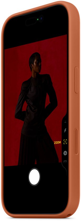 Téléphone avec coque terracotta, affichant l'app appareil photo avec un mannequin sur fond rouge.