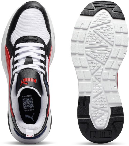Bovenkant en zool van een witte Puma sneaker met zwarte en rode accenten.
