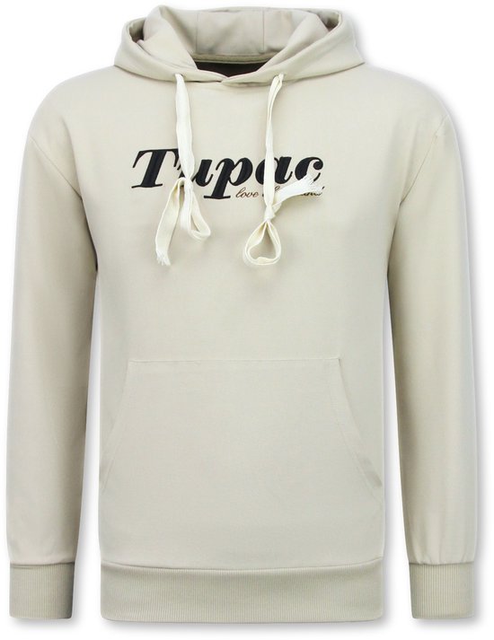 Beige hoodie met tekst "Tupac love of the land" op de borst en een kangoeroezak.