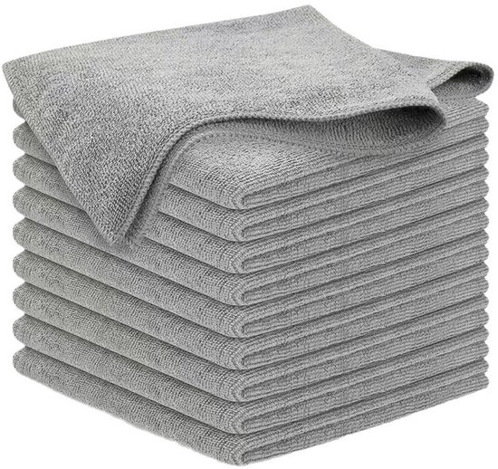 Pile de 10 chiffons en microfibre gris, le supérieur est partiellement déplié.