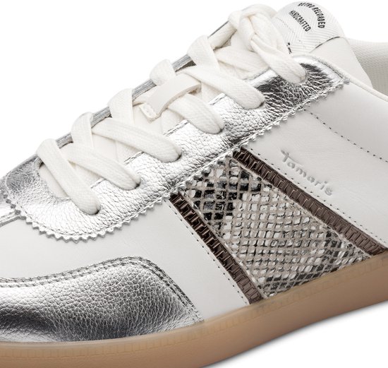 Sluiting van witte dames sneaker met zilverkleurige details, slangenprint en glitter op de hiel.