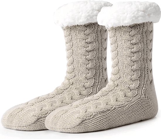 Lichtgrijze gebreide huissokken met kabelpatroon en omgeslagen witte fleece boord.