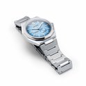 Schuin aanzicht van een Citizen horloge met zilverkleurige titanium kast en band. Lichtblauwe wijzerplaat met geborstelde afwerking.