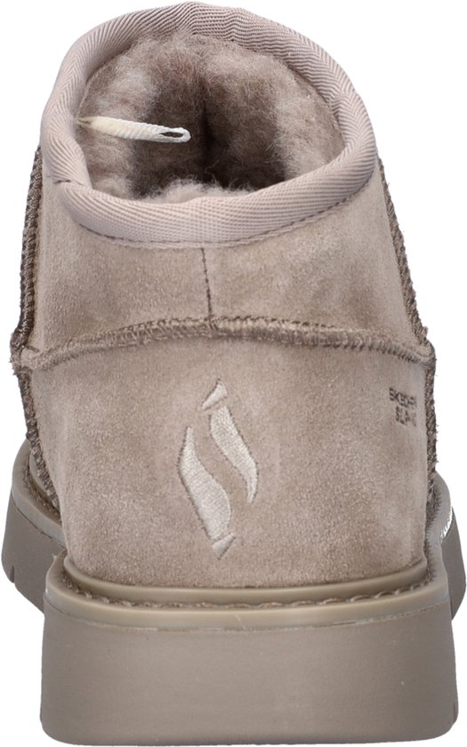 Achterkant van een taupe suède Skechers laars met opgestikte naden, taupekleurige zool en logo op de hak.