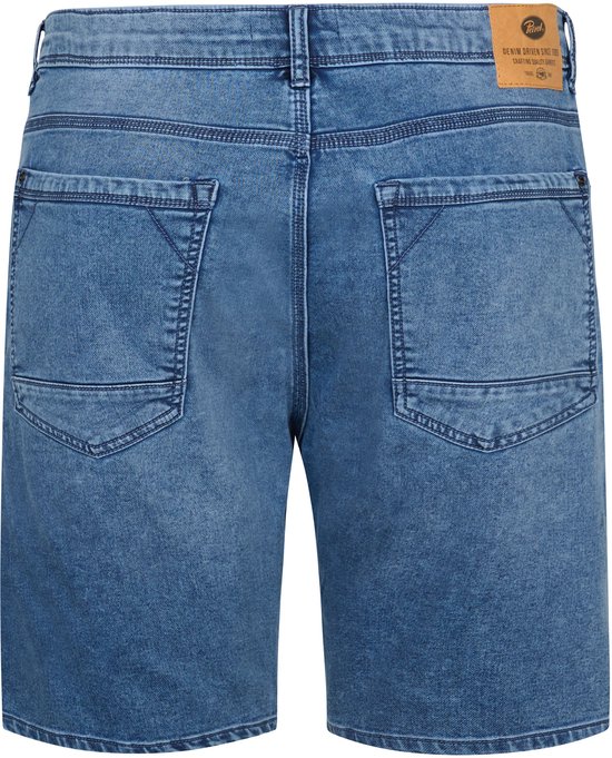 Achterkant van een lichtblauwe denim short met twee opgestikte zakken met stiksels en een bruin leren label met 'Petrol' logo.
