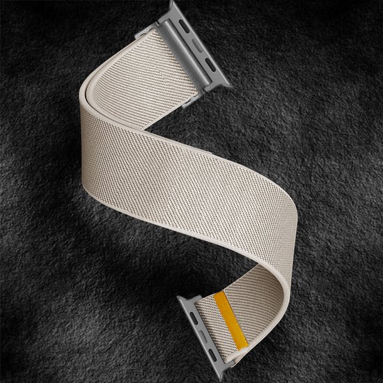 Lichtbeige geweven Apple Watch bandje in een gebogen vorm met oranje accent aan de onderkant.