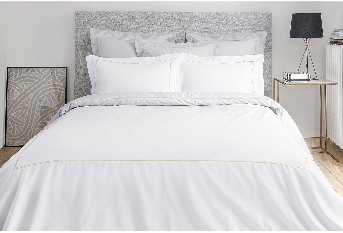 Vente-unique Bedlinnenset in perkal 80 draden/cm² - Dekbedovertrek 220 x 240 cm + 2 kussenslopen - Wit met beige boordsteek - CHARMY van PALACIO