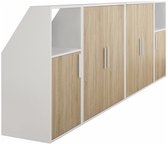 Witte kast met naturel houten deuren en nis, met schuin aflopende zijde aan de linkerkant.