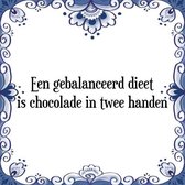 Tegeltje met Spreuk (Tegeltjeswijsheid): Een gebalanceerd dieet is chocolade in twee handen + Kado verpakking & Plakhanger