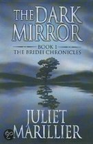 Livre 'The Dark Mirror' de Juliet Marillier, avec un arbre se reflétant dans l'eau.