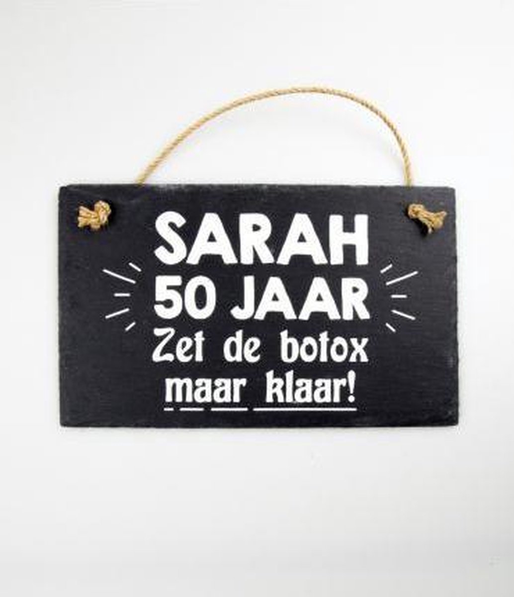 Stoneslogan - Spreuktegel - Sarah 50 jaar, zet de botox maar klaar! - In cadeauverpakking met gekleurd lint