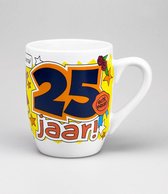 Verjaardag - Cartoon Mok - Hoera 25 jaar - Gevuld met verpakte Italiaanse bonbons - In cadeauverpakking met gekleurd lint
