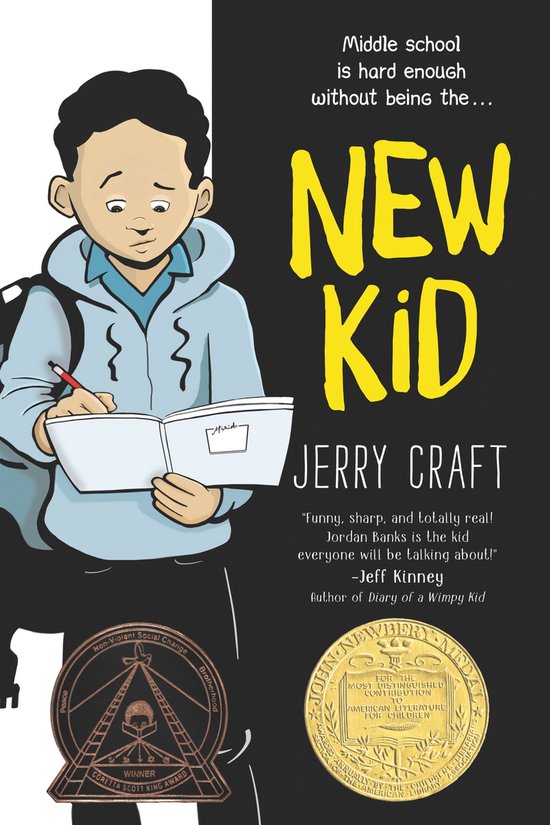 Livre 'New Kid' de Jerry Craft. Un garçon avec un sac à dos écrit dans un livre. Médailles dorées sur la couverture.