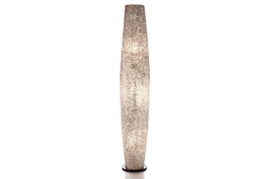 Lange, ovale staande lamp met een witte, gedessineerde lampenkap.