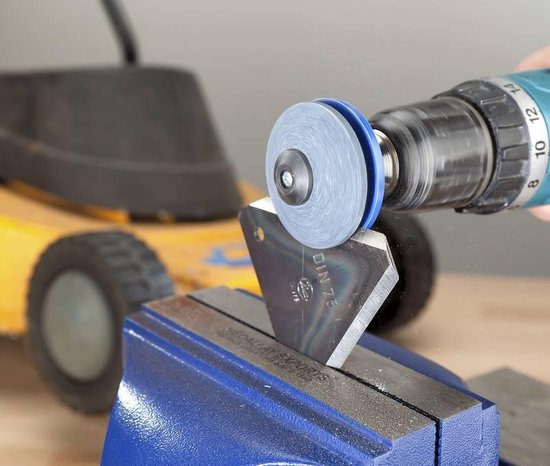 Slijper voor tuingereedschap met grasmaaierblad en messenslijper