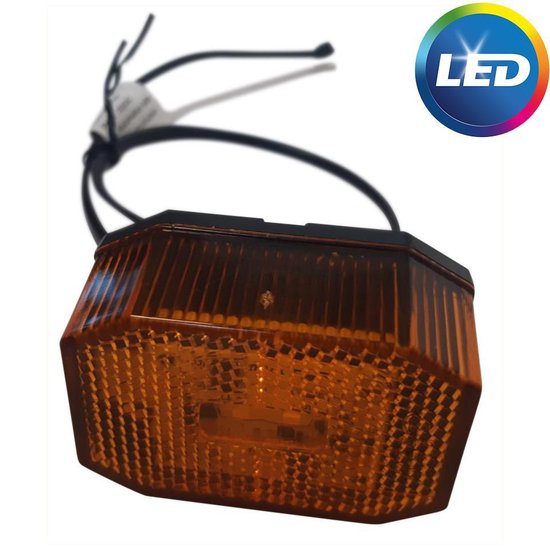 Octogonale oranje LED lamp met geribbeld oppervlak en zwarte behuizing. LED logo zichtbaar.