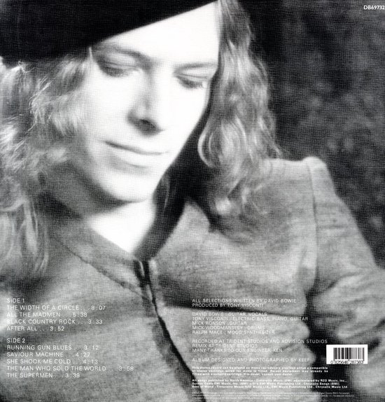 David Bowie met lang haar, een baret en een gesloten jas. Gedrukt in grijstinten.