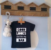 Shirtje baby tekst blauw jongen papa eerste vaderdag cadeau |  good looks just like my dad | Lange of korte mouw |  donker blauw met wit | maat 56-110