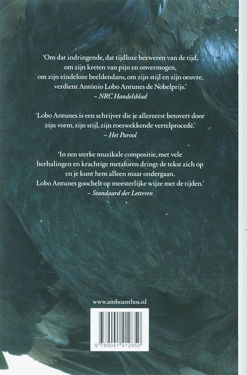 De achterkant van een boek met donkere veren en citaten over de auteur Lobo Antunes.